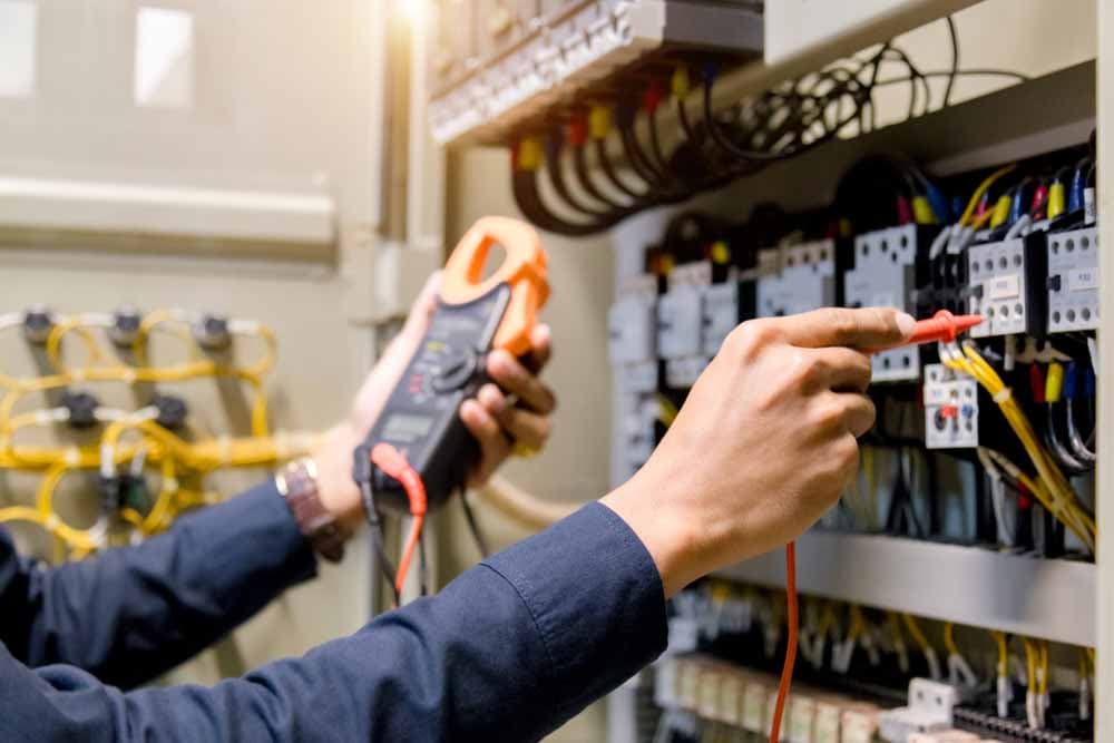 Prüfung ortsveränderlicher elektrischer Betriebsmittel: Ablauf, Dokumentation und Nachweise