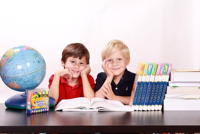 Ressourcen für Eltern: Wo man pädagogisch wertvolle Spiele und Bücher findet