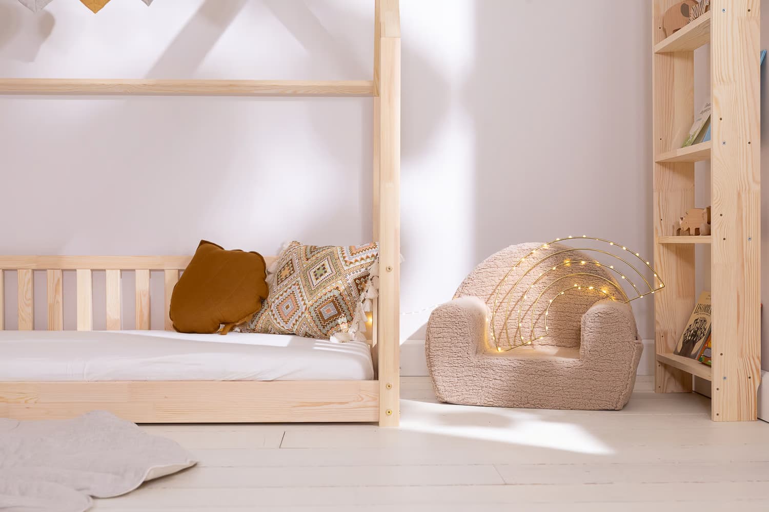 Einzigartiges Design für süße Träume: Hausbett 120x200 mit Schutzgitter