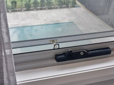 Fliegengitter nach Maß: Maßgeschneiderte Lösungen für Velux- und Standardfenster