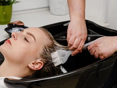 Kundenkomfort mit einem hochwertigen Friseurstuhl mit Waschbecken
