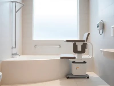 Moderne Badehilfe für Senioren für sicheres Baden Zuhause