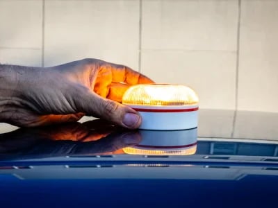 Warum die Warnleuchte V16 ein Must-Have für jede Autofahrt ist