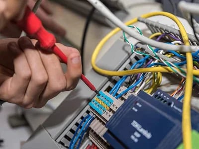 Prüfung ortsveränderlicher elektrischer Betriebsmittel: Ablauf, Dokumentation und Nachweise