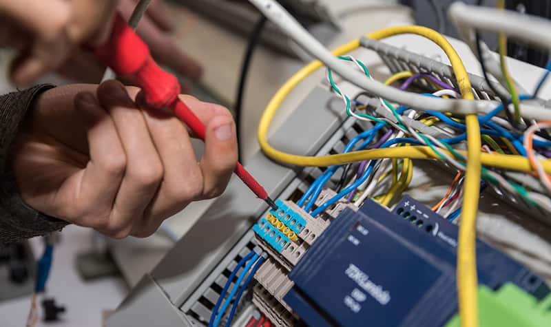 Prüfung ortsveränderlicher elektrischer Betriebsmittel: Ablauf, Dokumentation und Nachweise