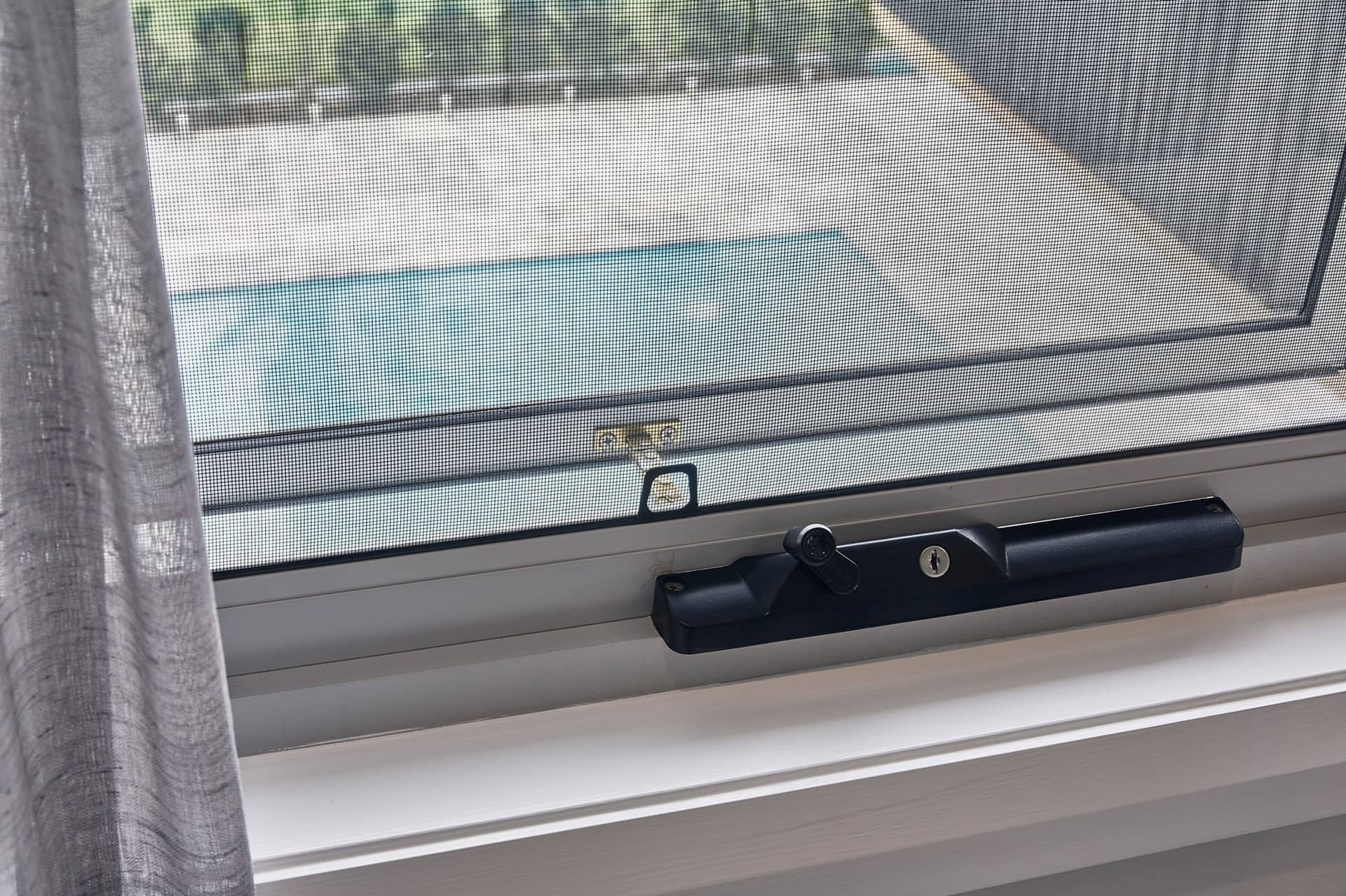 Fliegengitter nach Maß: Maßgeschneiderte Lösungen für Velux- und Standardfenster