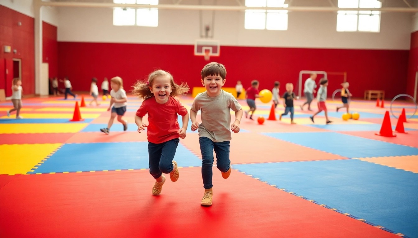 Begeisterte Kinder spielen Bewegungsspiele, hier mehr erfahren in einer Turnhalle voller Matten.